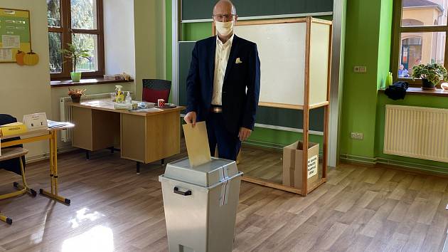 Volit dorazil během pátečního odpoledne také senátor Zbyněk Linhart, který hlasoval ve své domovské Krásné Lípě.