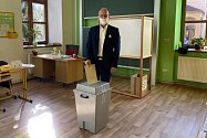 Volit dorazil během pátečního odpoledne také senátor Zbyněk Linhart, který hlasoval ve své domovské Krásné Lípě.