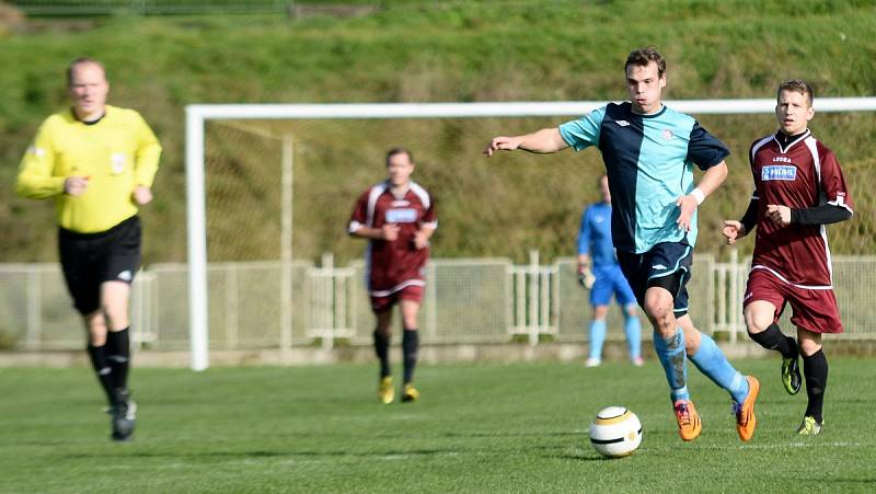 RUMBURK (ve fialovém) doma porazil Kadaň 2:0.