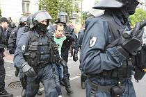 Zpočátku klidná páteční demonstrace ve Varnsdorfu, kterou opět svolal Lukáš Kohout, falešný létající asistent poslance Jana Kavana, se zvrhla na potyčky stovek lidí s policií.