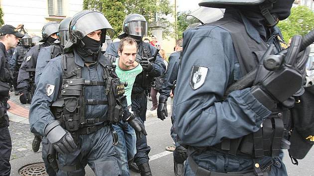 Zpočátku klidná páteční demonstrace ve Varnsdorfu, kterou opět svolal Lukáš Kohout, falešný létající asistent poslance Jana Kavana, se zvrhla na potyčky stovek lidí s policií.