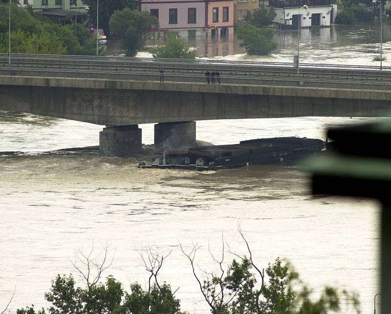 Utržená loď při povodni v Děčíně.