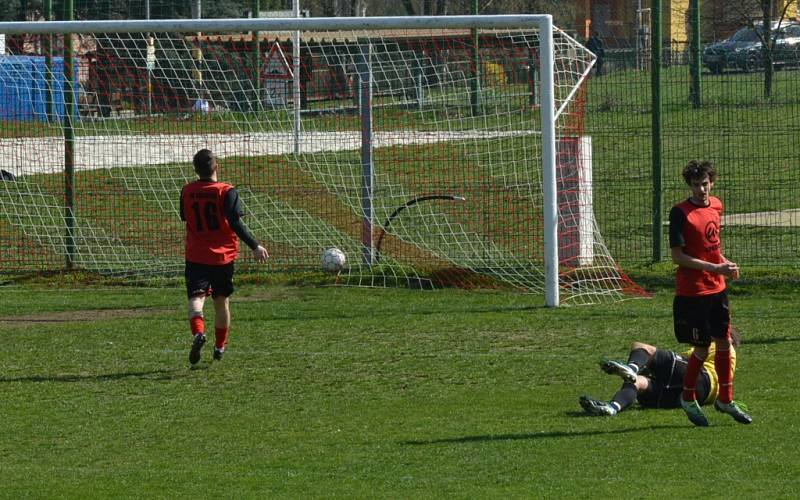 VÍTĚZSTVÍ. Dobkovice (v bílém) doma udolaly Hostovice 2:1.