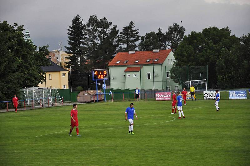 OSLAVY. Fotbalisté Šluknova porazili v dohrávce Jiříkov 9:0 a mohli oslavit postup do I.A třídy.