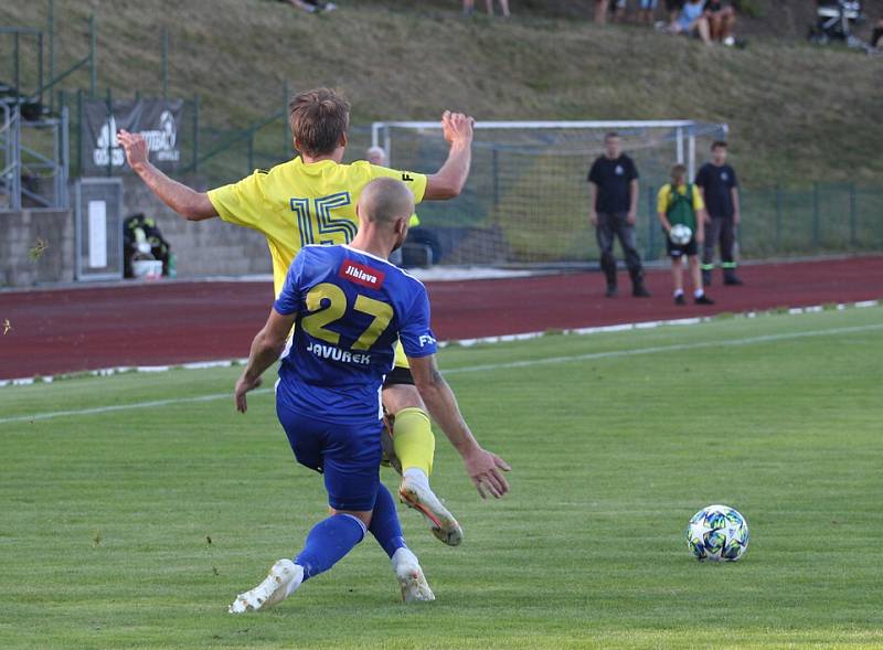 TŘI BODY. Fotbalisté Varnsdorfu (ve žlutém) porazili Jihlavu 2:1 a slaví první vítězství v sezóně.