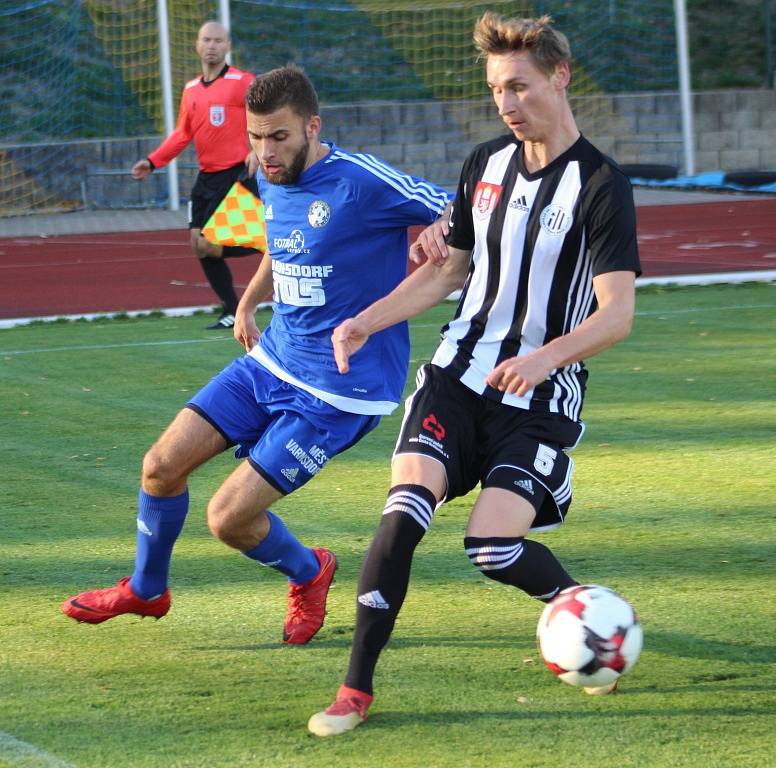 ŠLÁGR. Fotbalový Varnsdorf (v modrém) doma prohrál s Českými Budějovicemi 0:1.