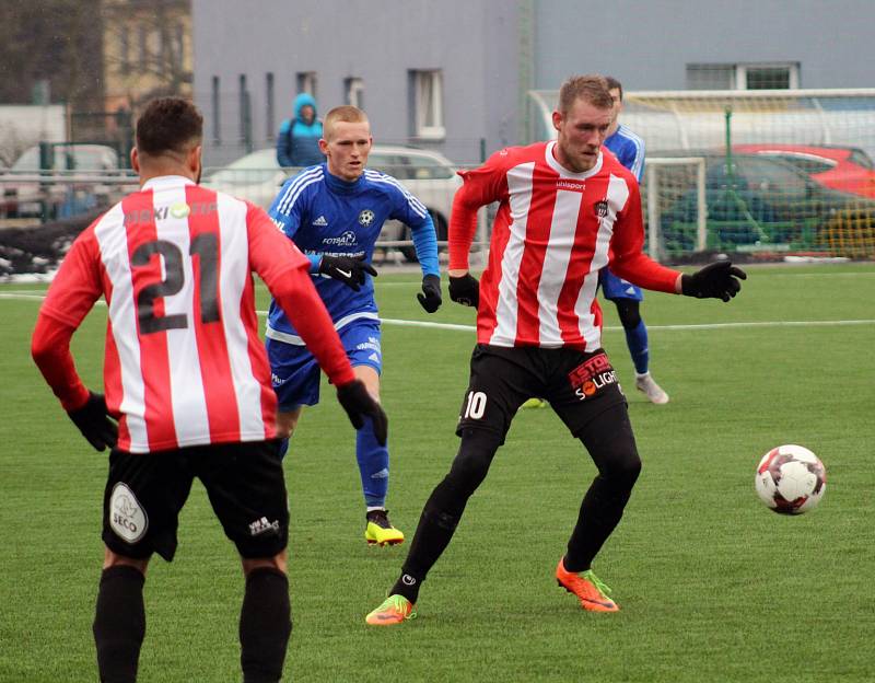 REMÍZA. Varnsdorf (v modrém) hrál s Viktorkou Žižkov 1:1.