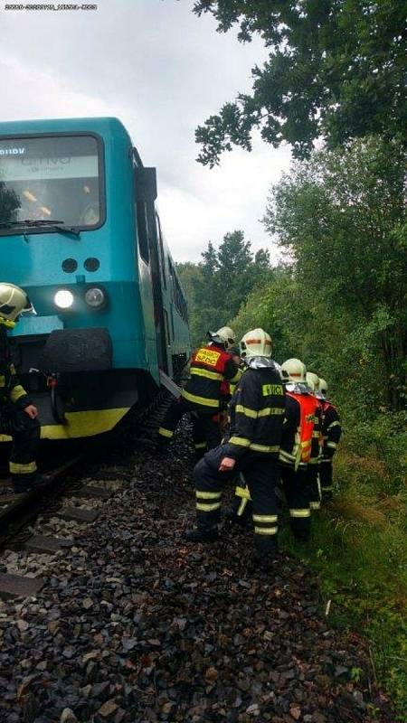 Zásah hasičů u vlaku, kterému unikal olej.