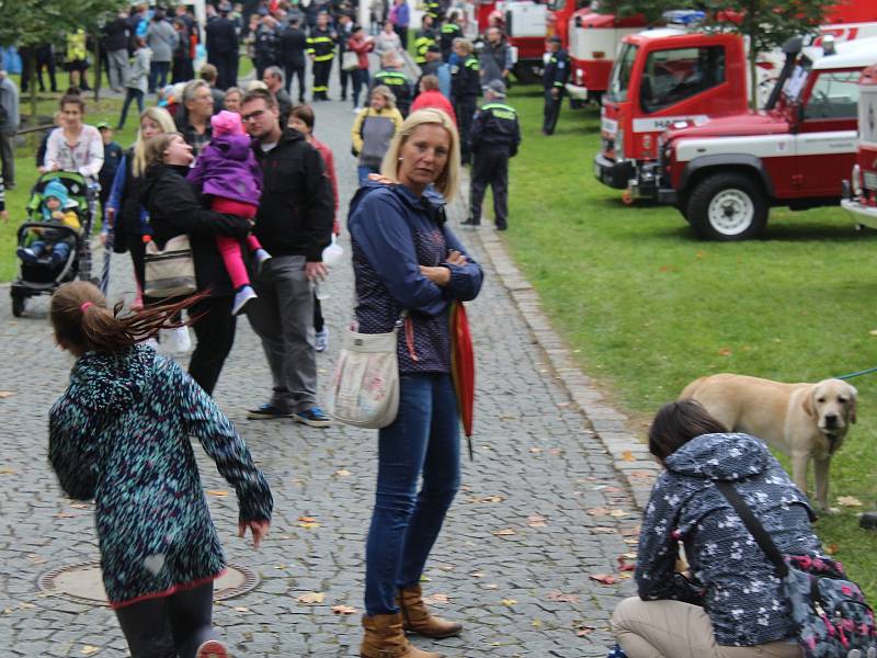 Hasiči ze Šluknova oslavili 150. výročí v zámeckém parku.