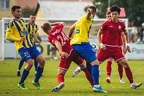 První porážku v sezóně si na své konto připsali fotbalisté Varnsdorfu (ve žlutém), kteří prohráli na půdě Chrudimi 0:2.