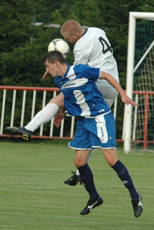 DERBY nakonec vyhrála Modrá (v modrém), která na penalty udolala Vilémov.