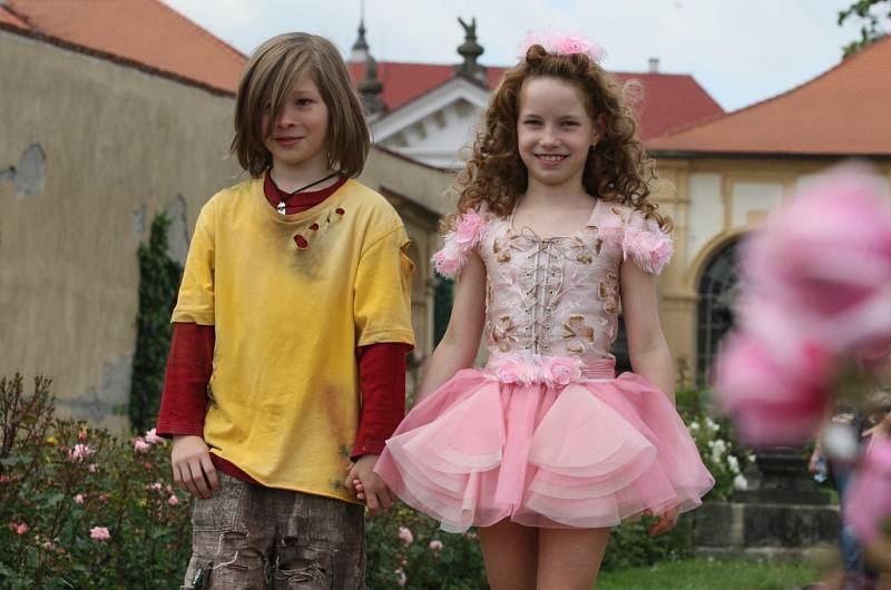 V děčínské Růžové zahradě pokračuje natáčení pohádky Princezna Ano. V roli šaška se představil Radek Holub, v roli princezny ANO Kateřina Hajduková a chlapce NE hraje Josef Weinzettel.