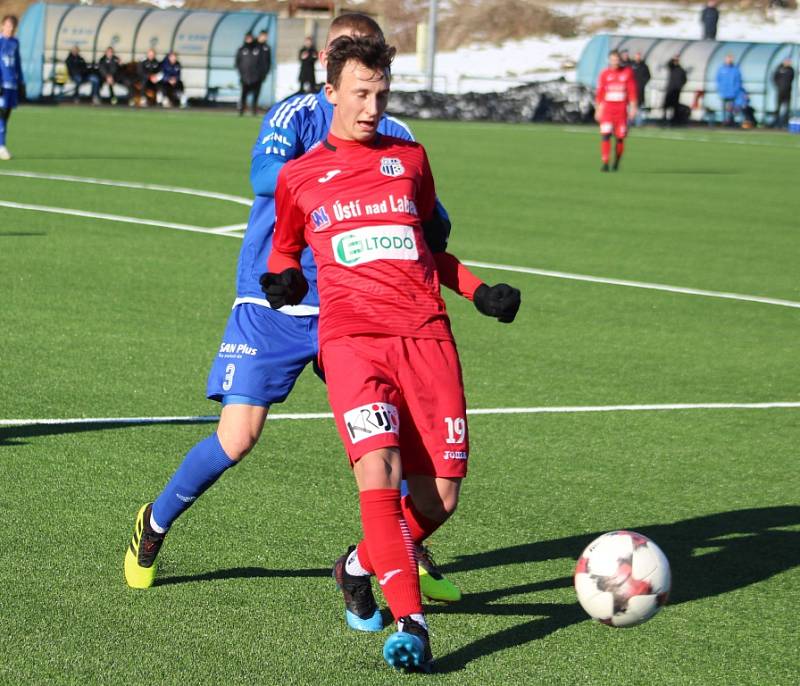 PŘÍPRAVA. Varnsdorf (v modrém) doma prohrál 1:2 proti Ústí nad Labem.