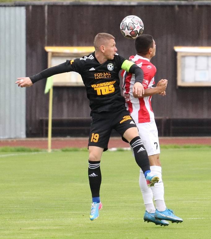 Fotbalisté Varnsdorfu (černé dresy) doma porazili Žižkov 2:1.