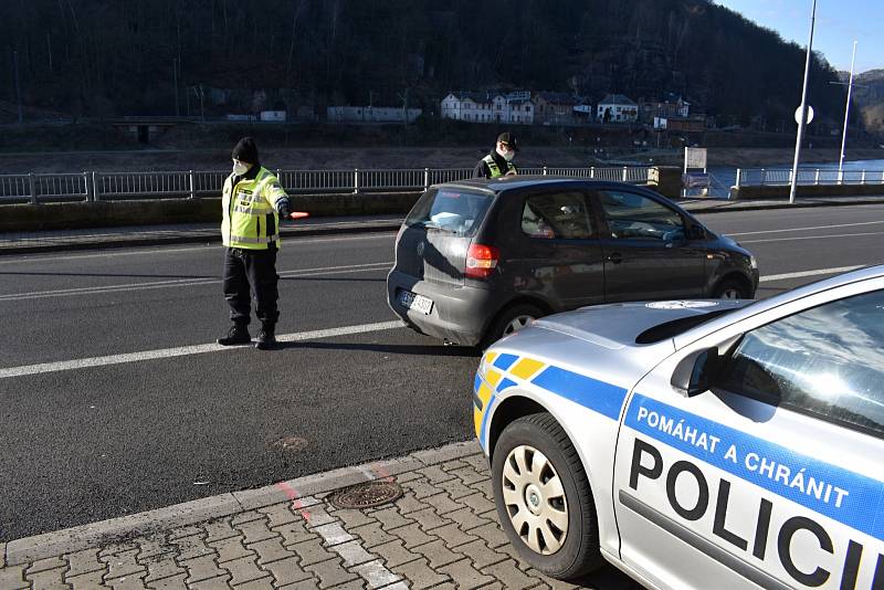 Policisté kontrolovali i o víkendu dodržování zákazu překračování hranic okresu