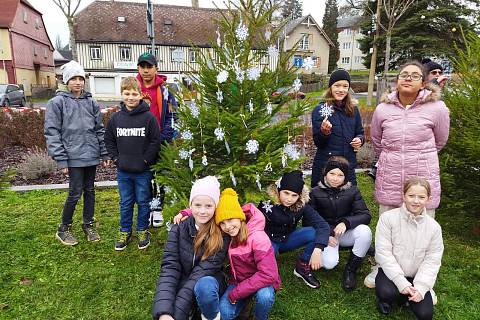 Páťáci v Jiříkově ozdobili vánoční strom.