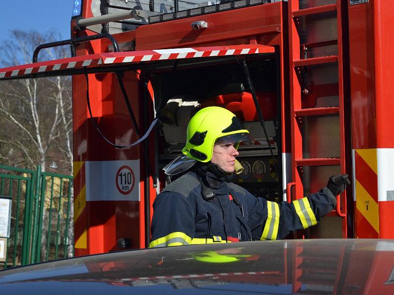 Vrchlického ulice v Děčíně nebyla v době zásahu hasičů průjezdná.