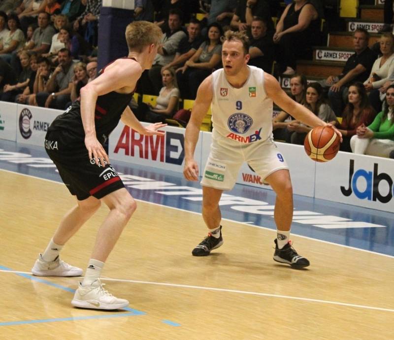 DĚČÍNŠTÍ BASKETBALISTÉ doma nestačili na mistrovský Nymburk.