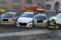 Auta v Rozbělesích při nehodě narazila do zaparkovaných aut.