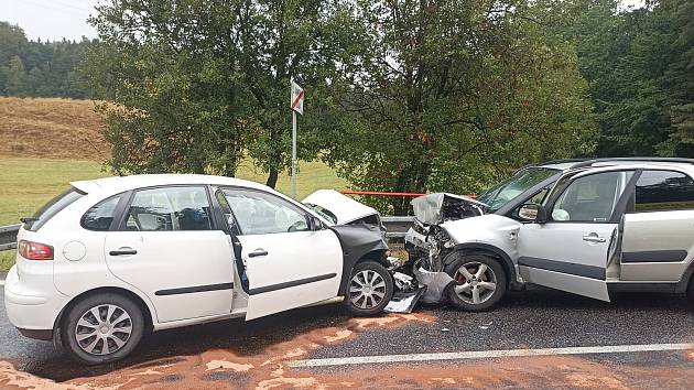 V Lísce u České Kamenice se srazila dvě auta.