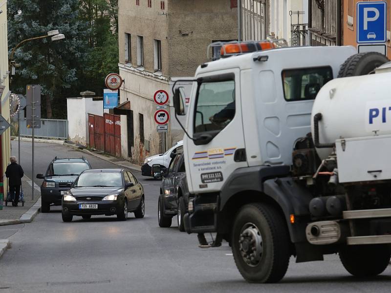 Auta kličkují v Benešově nad Ploučnicí kvůli parkovacím místům. 