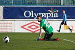 CENNÝ SKALP. Varnsdorf (tmavé dresy) porazil ligové Teplice 1:0.