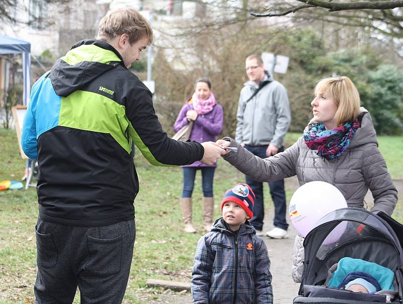 Happening v děčínském parku u Wolkerovy ulice. 