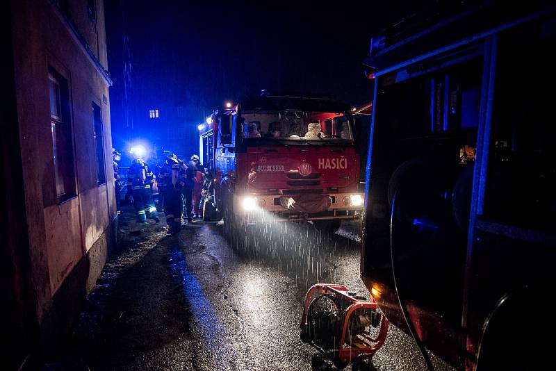 Hasiči zachraňovali v Šluknově obyvatele silně zakouřeného objektu