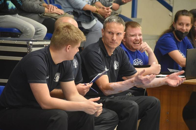 Děčínští basketbalisté (bílé dresy) doma podlehli Hradci Králové 68:82.