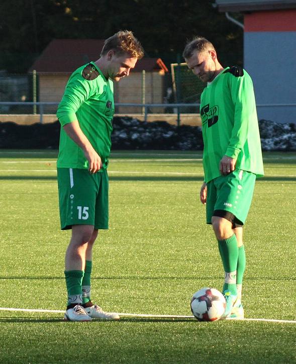 JASNÝ VÝSLEDEK. Varnsdorf (v modrém) porazil Vilémov 12:1.