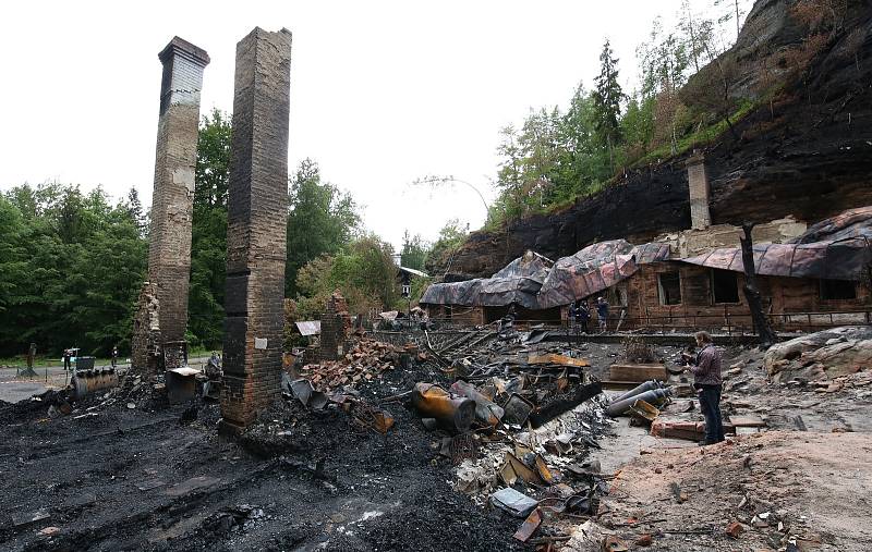 Požářiště, které zůstalo po dvou chatách Na Tokáni u Jetřichovic na Děčínsku, prohlédli a zdokumentovali památkáři.