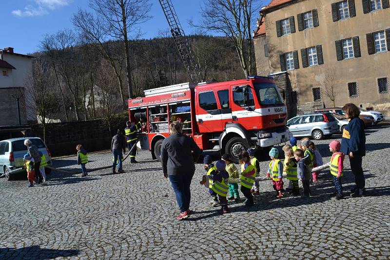 Děti na exkurzi u hasičů v Jílovém.