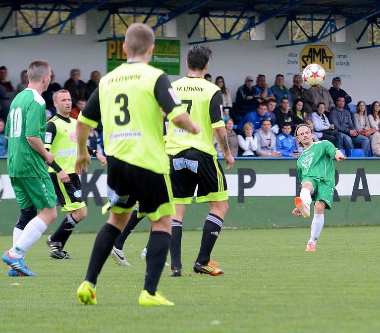 FOTBALISTÉ VILÉMOVA (zelené dresy) doma porazili vedoucí Litvínov 2:0.