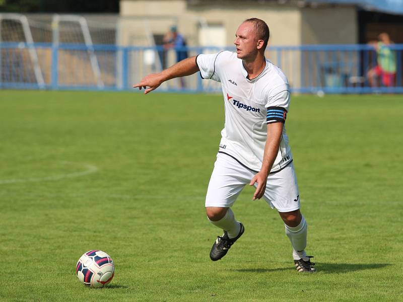 DEBAKL. Jílovští fotbalisté (v modrém) prohráli v Bílině 0:7.