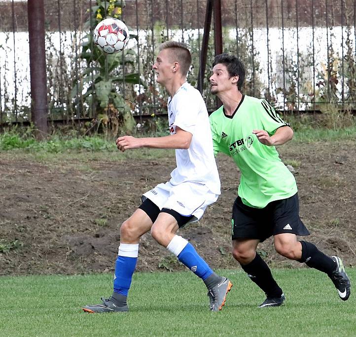 DALŠÍ VÍTĚZSTVÍ. Junior Děčín (v bílém) vyhrál na hřišti Svádova 1:0.