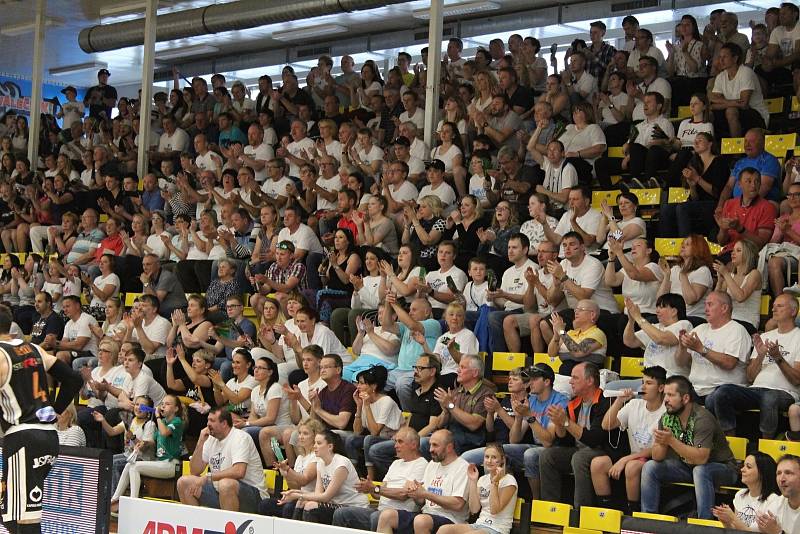 Basketbalové finále mezi Děčínem a Nymburkem.