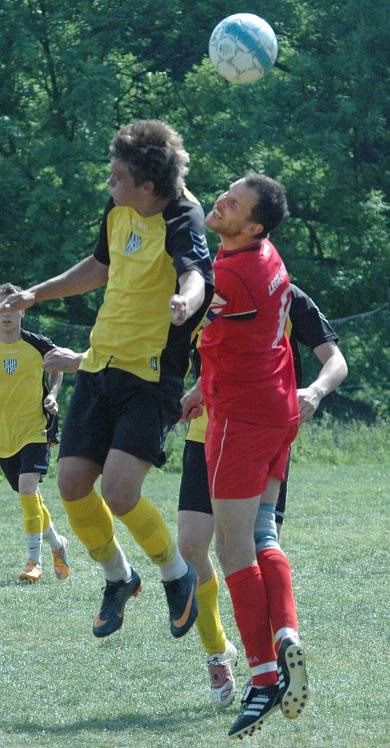 MAJÍ BOD. Česká Kamenice (v červeném) remizovala 0:0 s Chlumcem.