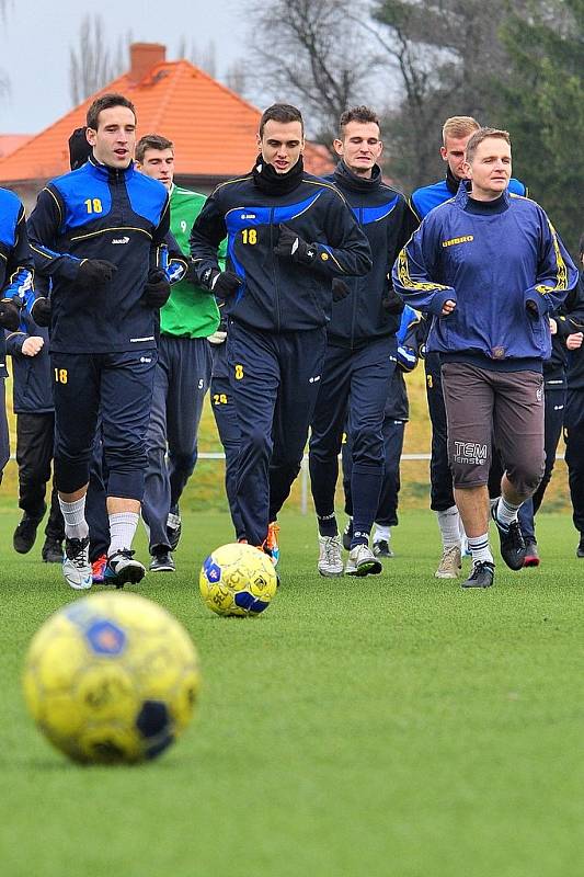 UŽ DŘOU. Fotbalisté Varnsdorfu mají za sebou první oficiální trénink.