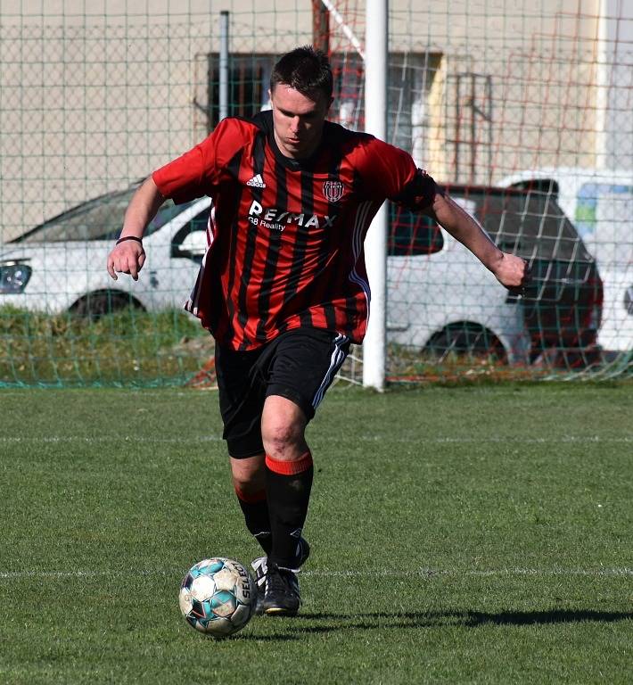 Fotbalisté Dobkovic (bíločerná) doma porazili Union Děčín 6:4.