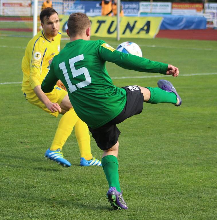 FOTBALISTÉ VARNSDORFU (ve žlutém dresu) přivítali doma Sokolov.