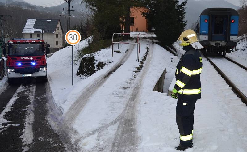 Na železničním přejezdu se v Bechlejovicích střetl vlak a osobní automobil. Na místo vyjely tři hasičské jednotky.