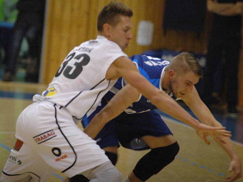 VÁLEČNÍCI DOMA VÁLÍ. BK Děčín (v bílém) porazil Kolín 75:59.