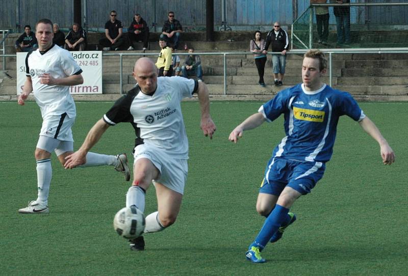 JEN REMÍZA. Fotbalisté Junioru (v modrém) doma remizovali 2:2 s Modlany.