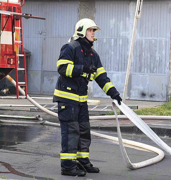 Požár kůlny u domu na Teplické ulici zaměstnal děčínské hasiče. 