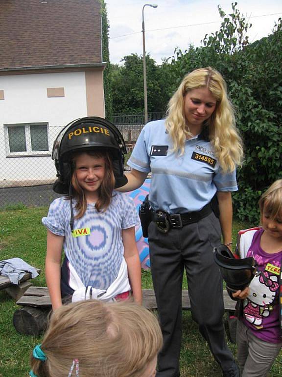 Děti v Domově dětí v  Březinách si mohly vyzkoušet  policejní výzbroj i snímání otisků.