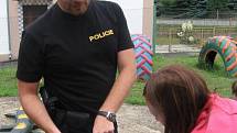 Děti v Domově dětí v  Březinách si mohly vyzkoušet  policejní výzbroj i snímání otisků.
