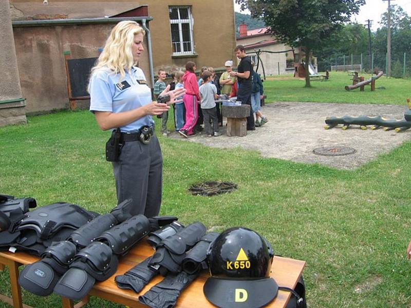 Děti v Domově dětí v  Březinách si mohly vyzkoušet  policejní výzbroj i snímání otisků.