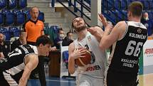 Basketbalisté Děčína v prvním utkání předkola play-off hostili na domácí palubovce Hradec Králové.