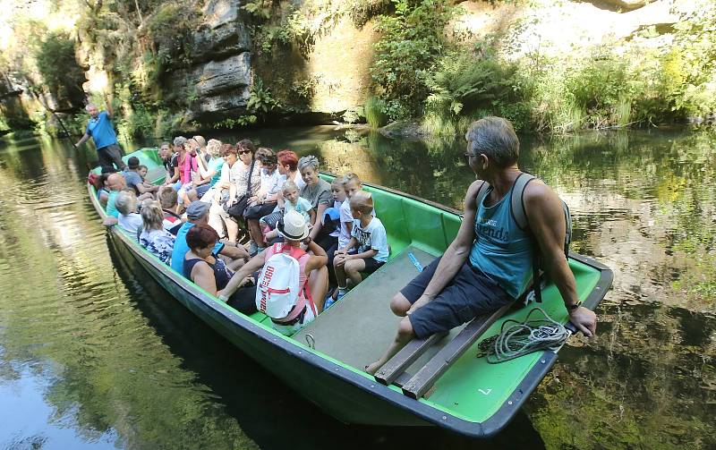 Do soutěsek ve Hřensku každoročně míří stovky tisíc turistů.