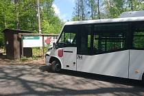 Mikrobus děčínského dopravního podniku u zoo. Ilustrační foto.